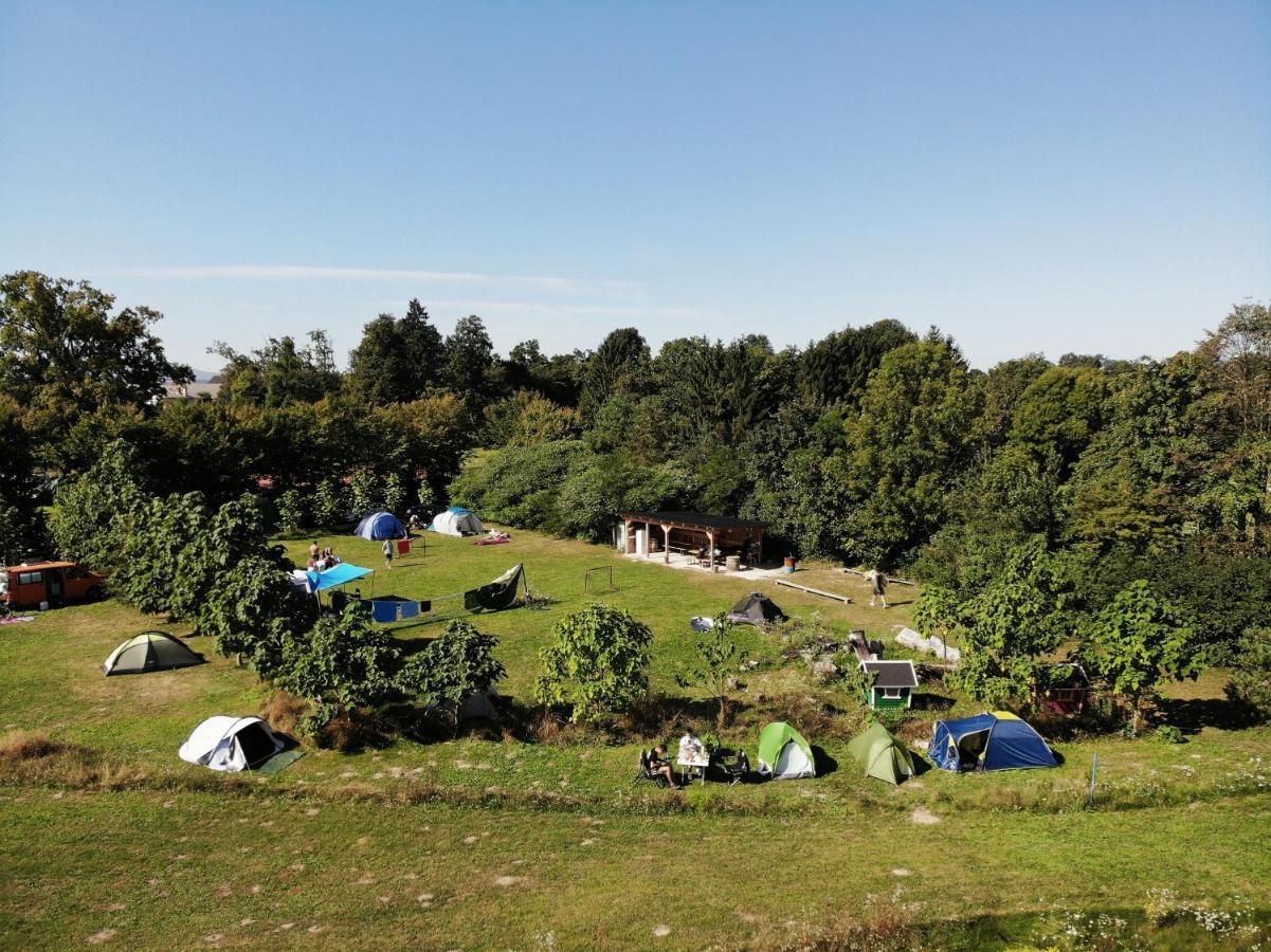 ホテルCamping @ Nogometni Golf リュブリャナ エクステリア 写真