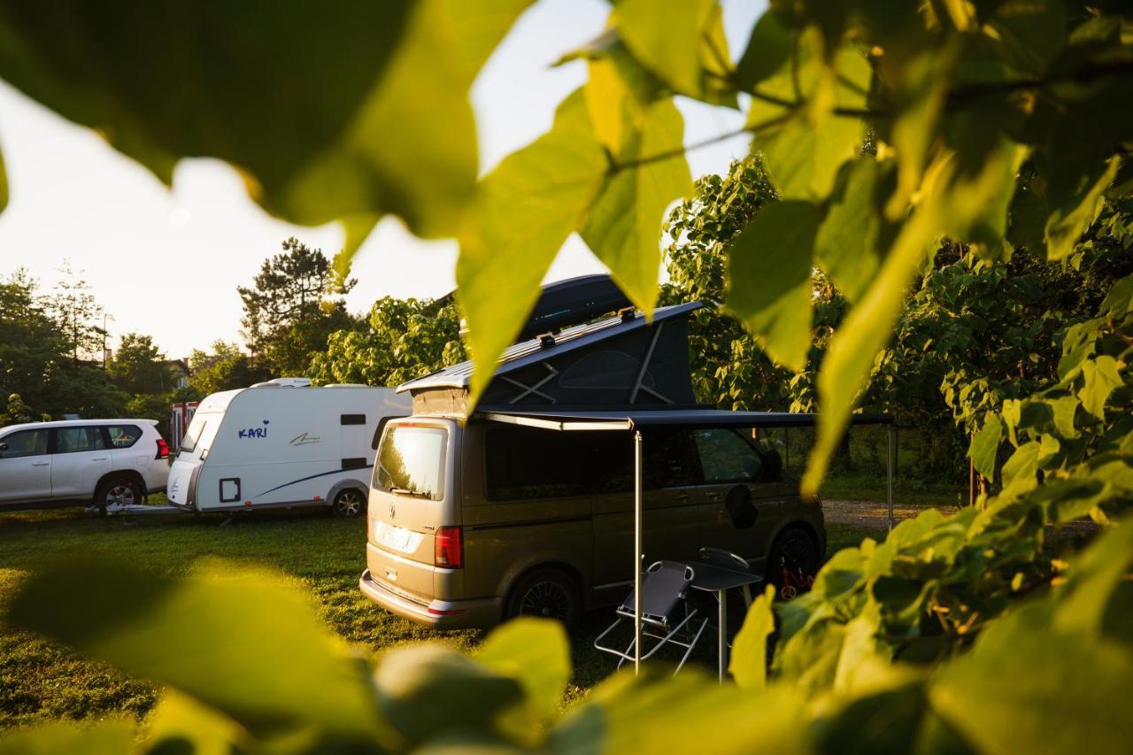 ホテルCamping @ Nogometni Golf リュブリャナ エクステリア 写真