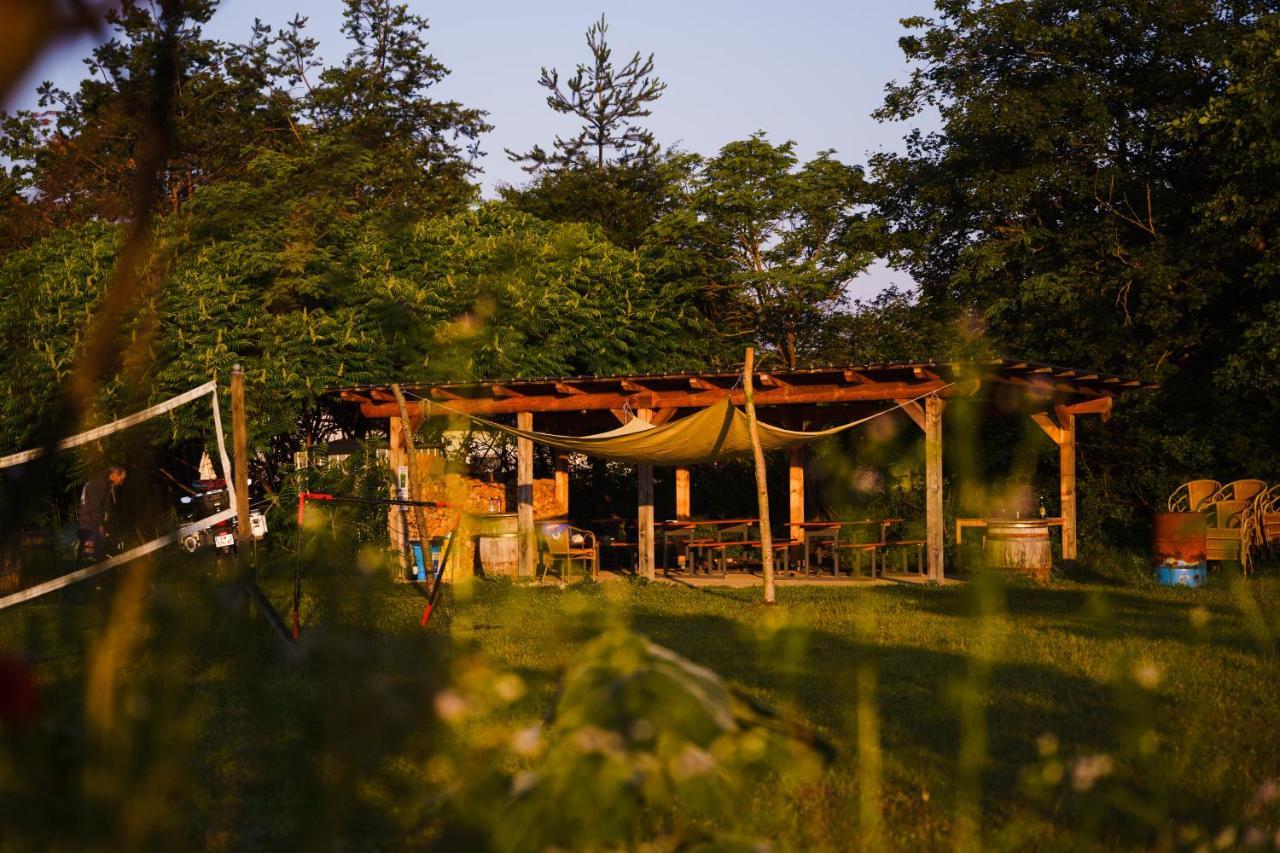 ホテルCamping @ Nogometni Golf リュブリャナ エクステリア 写真